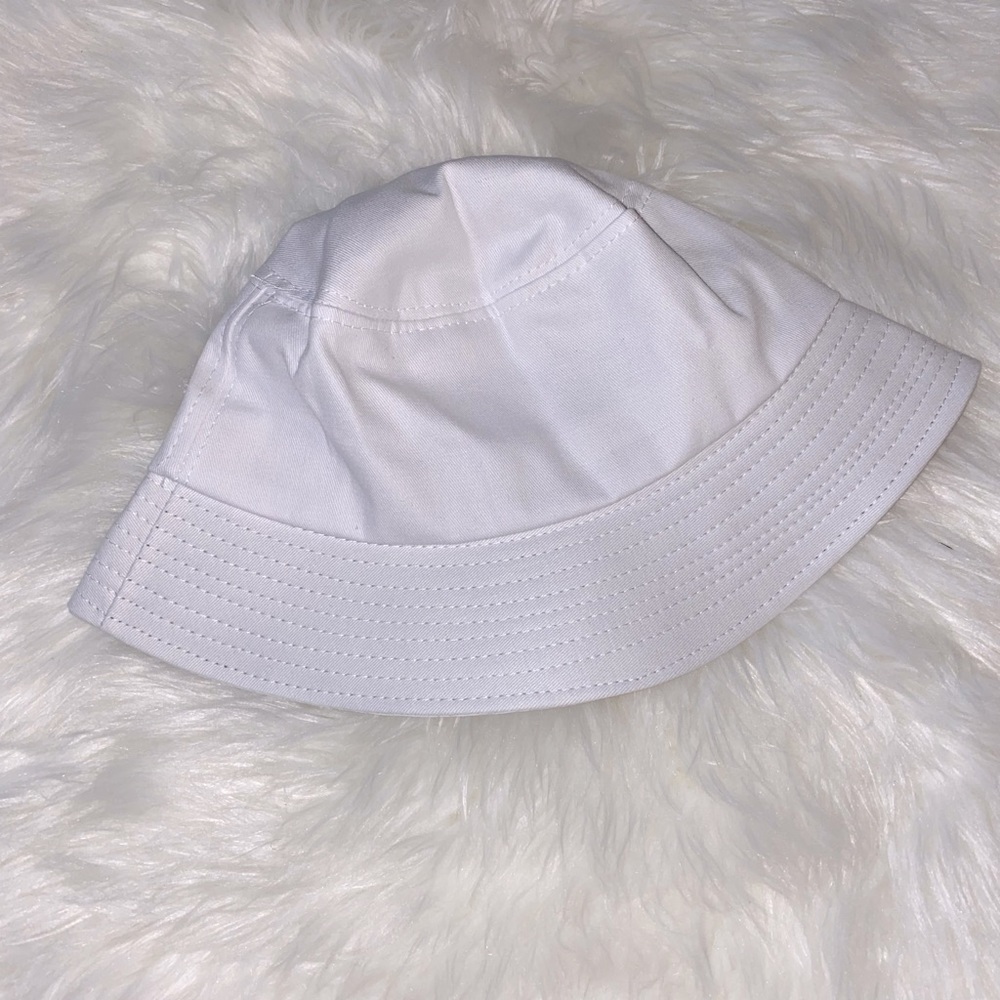 White bucket hat never worn